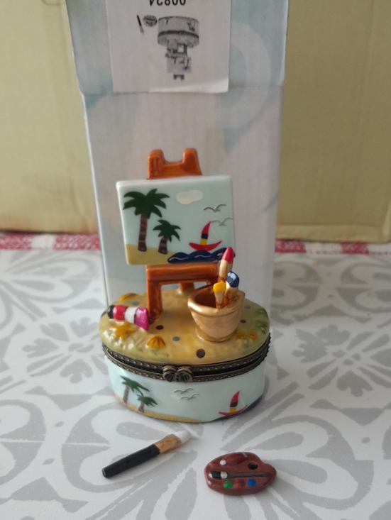 Other - Beach-Themed Trinket Box with Artist Easel